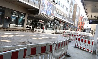 Der Bereich der Alten Torgasse ist von den Bauarbeiten dominiert. An den seiten führen abgesperrte Weg zu den vorhandenen Läden. - Holger Kosbab Der Bereich der Alten Torgasse ist von den Bauarbeiten dominiert. An den seiten führen abgesperrte Weg zu den vorhandenen Läden. - Holger Kosbab
