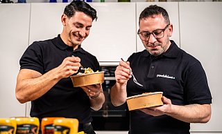 Sercan Özdil (l.) setzt nicht nur auf Foodtruck, Restaurant und Fitness - er vertreibt auch die Saucen separat, die er für sein gesundes Essen verwendet. - Özdil Sercan Özdil (l.) setzt nicht nur auf Foodtruck, Restaurant und Fitness - er vertreibt auch die Saucen separat, die er für sein gesundes Essen verwendet. - Özdil
