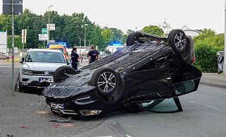 Der Mercedes liegt nach der Kollision auf dem Dach. - Paul Brinkmann Der Mercedes liegt nach der Kollision auf dem Dach. - Paul Brinkmann