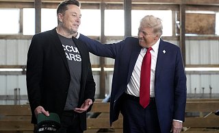 Elon Musk unterstützt Donald Trump bei einer Wahlkampfveranstaltung: Eine ganz üble Kombination, meint unser Autor. - picture alliance/dpa/AP Elon Musk unterstützt Donald Trump bei einer Wahlkampfveranstaltung: Eine ganz üble Kombination, meint unser Autor. - picture alliance/dpa/AP