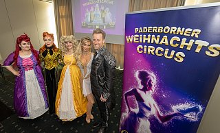 Das Ehepaar Lars und Sabrina Wasserthal (v. r.) laden zum vierten Mal in den Paderborner Weihnachtscircus. Neben dem Ehepaar werden unter anderem Anna-Celine Rautenberg, Stefanie Wesser und Estelle Céline Klein in der Manege auftreten. - Niklas Tüns Das Ehepaar Lars und Sabrina Wasserthal (v. r.) laden zum vierten Mal in den Paderborner Weihnachtscircus. Neben dem Ehepaar werden unter anderem Anna-Celine Rautenberg, Stefanie Wesser und Estelle Céline Klein in der Manege auftreten. - Niklas Tüns