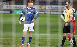 Arminia-Stürmer Julian Kania wartet in aller Seelenruhe darauf, den Elfmeter gegen Viktoria Köln zu versenken. - Oliver Krato Arminia-Stürmer Julian Kania wartet in aller Seelenruhe darauf, den Elfmeter gegen Viktoria Köln zu versenken. - Oliver Krato