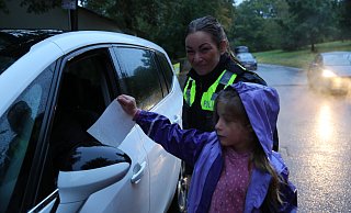 Die neunjährige Melanie überreicht einem aneckenden Autofahrer gemeinsam mit Polizistin Kim Schmidt einen handgemalten Strafzettel. - Elke Niedringhaus-Haasper Die neunjährige Melanie überreicht einem aneckenden Autofahrer gemeinsam mit Polizistin Kim Schmidt einen handgemalten Strafzettel. - Elke Niedringhaus-Haasper