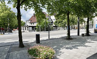 Vor dem Fachwerkhaus "Vier-Tax-Bäume" wurde die Brackweder Hauptstraße aufwändig sarniert. - Peter Unger Vor dem Fachwerkhaus "Vier-Tax-Bäume" wurde die Brackweder Hauptstraße aufwändig sarniert. - Peter Unger