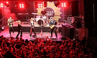 Verschiedene Bands rockten an den Hoeker-Fest-Tagen den Neuen Markt - und sorgten beim Publikum für mächtig gute Stimmung. - Claus Frickemeier Verschiedene Bands rockten an den Hoeker-Fest-Tagen den Neuen Markt - und sorgten beim Publikum für mächtig gute Stimmung. - Claus Frickemeier