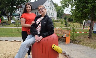Zwei Besucherinnen haben auf einem der ungewöhnlichen Sitzmöbel auf dem Spielplatz Platz genommen. - Mareike Patock Zwei Besucherinnen haben auf einem der ungewöhnlichen Sitzmöbel auf dem Spielplatz Platz genommen. - Mareike Patock