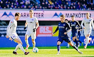 Marvin Mehlem (rechts) lief gegen Hertha BSC erstmals in einem Pflichtspiel im Trikot des SC Paderborn 07 auf. - Besim Mazhiq Marvin Mehlem (rechts) lief gegen Hertha BSC erstmals in einem Pflichtspiel im Trikot des SC Paderborn 07 auf. - Besim Mazhiq