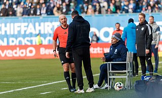 Schiedsrichter Nicolas Winter spricht mit Arminia-Trainer Mitch Kniat. DSC-Co-Trainer Daniel Jara beobachtet die Szene ebenso wie der vierte Offizielle Florian Pötter und Hansa-Coach Daniel Brinkmann. - IMAGO/Andy Bünning Schiedsrichter Nicolas Winter spricht mit Arminia-Trainer Mitch Kniat. DSC-Co-Trainer Daniel Jara beobachtet die Szene ebenso wie der vierte Offizielle Florian Pötter und Hansa-Coach Daniel Brinkmann. - IMAGO/Andy Bünning