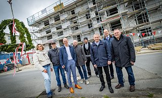 Vertreter von Stadt, Stadtteil, Freier Scholle und Zimmerleuten beim Richtfest im Bielefelder Osten. In einem Jahr soll alles fertig sein. - Sarah Jonek Vertreter von Stadt, Stadtteil, Freier Scholle und Zimmerleuten beim Richtfest im Bielefelder Osten. In einem Jahr soll alles fertig sein. - Sarah Jonek