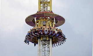 Der Freifallturm auf dem Niederwall überragt mit seinen 85 Metern alle Gebäude in der Innenstadt. - Peter Unger Der Freifallturm auf dem Niederwall überragt mit seinen 85 Metern alle Gebäude in der Innenstadt. - Peter Unger