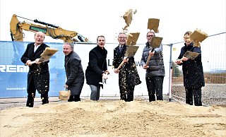 Den Sand haben (v.l.) Architekt Martin Brockmeyer, Lightpower-Gründer Ralph-Jörg Wezorke, sein Sohn und Miteigentümer Philipp Wezorke, Bürgermeister Michael Dreier, Michael Dufhues, Vorstand der Bremer SE, sowie Wilhelm Bremer, Inhaber der gleichnamigen Firma, symbolisch weggeschippt. - Rajkumar Mukherjee Den Sand haben (v.l.) Architekt Martin Brockmeyer, Lightpower-Gründer Ralph-Jörg Wezorke, sein Sohn und Miteigentümer Philipp Wezorke, Bürgermeister Michael Dreier, Michael Dufhues, Vorstand der Bremer SE, sowie Wilhelm Bremer, Inhaber der gleichnamigen Firma, symbolisch weggeschippt. - Rajkumar Mukherjee