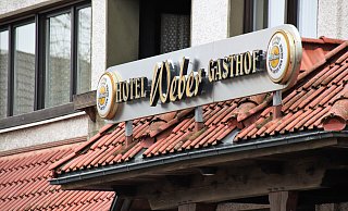 Der ehemalige Gasthof Weber soll mittels des ISEK zum Bürgerhaus umgebaut werden. Die Stadtplaner schätzen die zuwendungsfähigen Kosten auf knapp 2,7 Millionen Euro. Durch gesammelte Spenden des Betreibervereins sowie einer BEG-Förderung könnte der Eigenanteil der Stadt, der sich auf 40 Prozent der Kosten beläuft, noch gesenkt werden. - Madita Schellenberg Der ehemalige Gasthof Weber soll mittels des ISEK zum Bürgerhaus umgebaut werden. Die Stadtplaner schätzen die zuwendungsfähigen Kosten auf knapp 2,7 Millionen Euro. Durch gesammelte Spenden des Betreibervereins sowie einer BEG-Förderung könnte der Eigenanteil der Stadt, der sich auf 40 Prozent der Kosten beläuft, noch gesenkt werden. - Madita Schellenberg