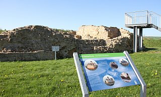Knapp 570 Quadratmeter beträgt die Fläche der Holsterburg, die einst vermutlich von einem schützenden Wassergraben umgeben war. Die zweischalige Ringmauer ist bis zu 1,80 Meter breit und umschließt einen 430 Quadratmeter großen Hof. - Dieter Scholz Knapp 570 Quadratmeter beträgt die Fläche der Holsterburg, die einst vermutlich von einem schützenden Wassergraben umgeben war. Die zweischalige Ringmauer ist bis zu 1,80 Meter breit und umschließt einen 430 Quadratmeter großen Hof. - Dieter Scholz