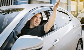 Der Fahrer schreit aus dem Autofenster. Die Folgen sind erstaunlich. - Isai Hernandez / imageBROKER Der Fahrer schreit aus dem Autofenster. Die Folgen sind erstaunlich. - Isai Hernandez / imageBROKER