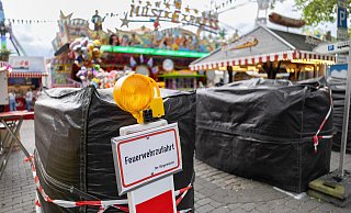 Die Lunapark-Kirmes auf dem Maspernplatz wurde mit sogenannten Indutainern gesichert. Zu Libori werden die Sperrungen ausgeweitet. - Niklas Tüns Die Lunapark-Kirmes auf dem Maspernplatz wurde mit sogenannten Indutainern gesichert. Zu Libori werden die Sperrungen ausgeweitet. - Niklas Tüns