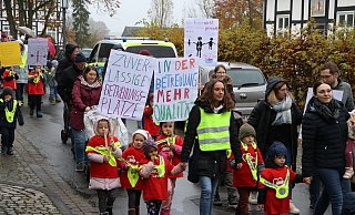 Mit Plakaten und Trillerpfeifen zogen Kita-Mitarbeitende, Eltern und Kinder durch Levern, um auch vor Ort auf die schwierige Situation aufmerksam zu machen. - Sonja Rohlfing Mit Plakaten und Trillerpfeifen zogen Kita-Mitarbeitende, Eltern und Kinder durch Levern, um auch vor Ort auf die schwierige Situation aufmerksam zu machen. - Sonja Rohlfing