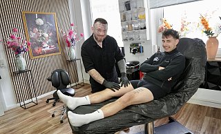 Arminen aufgepasst: In seinem Tattoo-Studio Stay Loyal Ink bietet der Bielefelder David Hejosch (links) kostenlose Tattoos mit dem Gründungsjahr des DSC an. Arminia-Fan Paul hat pünktlich zum Finaleinzug zugeschlagen. - Peter Unger Arminen aufgepasst: In seinem Tattoo-Studio Stay Loyal Ink bietet der Bielefelder David Hejosch (links) kostenlose Tattoos mit dem Gründungsjahr des DSC an. Arminia-Fan Paul hat pünktlich zum Finaleinzug zugeschlagen. - Peter Unger