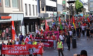 Mit klaren Forderungen für Arbeitnehmer: 400 Demonstranten ziehen durch die Innenstadt. - Julia Spiekerkötter Mit klaren Forderungen für Arbeitnehmer: 400 Demonstranten ziehen durch die Innenstadt. - Julia Spiekerkötter