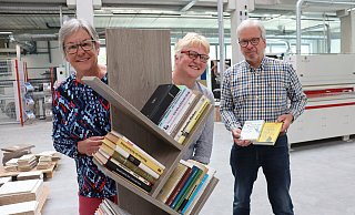 Brigitte Förster (v. l.), Gabi Teune und Thomas Rischmöller freuen sich, dass das elfte Vorlesefieber in der Lehrfabrik stattfindet. - Judith Gladow Brigitte Förster (v. l.), Gabi Teune und Thomas Rischmöller freuen sich, dass das elfte Vorlesefieber in der Lehrfabrik stattfindet. - Judith Gladow