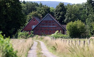 Der Hof befindet sich am Rande von Holzhausen nahe der Autobahn. MT-Foto: - Alex Lehn Der Hof befindet sich am Rande von Holzhausen nahe der Autobahn. MT-Foto: - Alex Lehn