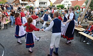 Zum fröhlichen Mittanzen lädt die Kindergruppe des Vereins Danzdeel Salzkotten ein. - Regina Brucksch Zum fröhlichen Mittanzen lädt die Kindergruppe des Vereins Danzdeel Salzkotten ein. - Regina Brucksch