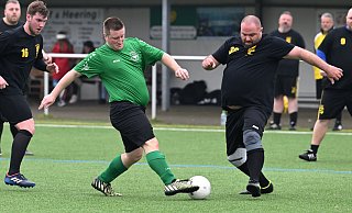 In der Übergewichtigen Fußball-Liga NRW spielen Fußballer mit viel Körpermasse. Hier treffen die Mendener Pfundskerle (in Grün) auf die Big Boys Buschhausen. - Dietmar Reker In der Übergewichtigen Fußball-Liga NRW spielen Fußballer mit viel Körpermasse. Hier treffen die Mendener Pfundskerle (in Grün) auf die Big Boys Buschhausen. - Dietmar Reker