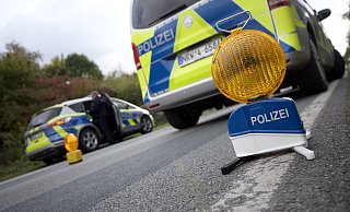 Das Auto des 73-jährigen Fahrer stieß mit einem Lkw zusammen. - Symbolfoto: Niklas Tüns Das Auto des 73-jährigen Fahrer stieß mit einem Lkw zusammen. - Symbolfoto: Niklas Tüns