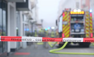 Bei dem Feuer in der Innenstadt von Bad Oeynhausen ist ein 37-jähriger Mann im Rauch erstickt. Er soll zuvor noch den Notruf 112 gewählt haben. - Ulf Hanke Bei dem Feuer in der Innenstadt von Bad Oeynhausen ist ein 37-jähriger Mann im Rauch erstickt. Er soll zuvor noch den Notruf 112 gewählt haben. - Ulf Hanke