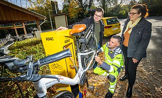 Tierparkleiter Benjamin Ibler und Barbara Chroyan (Amt für Verkehr) freuen sich über die neue ADAC-Rad-Reparatursäule in Olderdissen - und über Männer wie Sebastian Woidt, der als "gelber Engel" auch Fahrradpannenhilfe leistet. - Sarah Jonek Tierparkleiter Benjamin Ibler und Barbara Chroyan (Amt für Verkehr) freuen sich über die neue ADAC-Rad-Reparatursäule in Olderdissen - und über Männer wie Sebastian Woidt, der als "gelber Engel" auch Fahrradpannenhilfe leistet. - Sarah Jonek