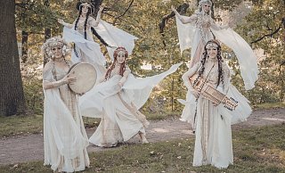 Mystik und Poesie vereinen die Quell-Nymphen bei ihrer Darbietung aus Tanz, Musik und Gesang an der Mittelfontäne im Kurpark. - Matthias Piekacz Mystik und Poesie vereinen die Quell-Nymphen bei ihrer Darbietung aus Tanz, Musik und Gesang an der Mittelfontäne im Kurpark. - Matthias Piekacz