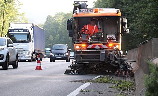 Arbeiten auf der Überholspur: Mit dem Kehrwagen geht es im Schirttempo auf der Fahrspur der A2 voran, wo sonst die Autos mit Tempo 180 überholen. - Thomas Lieske Arbeiten auf der Überholspur: Mit dem Kehrwagen geht es im Schirttempo auf der Fahrspur der A2 voran, wo sonst die Autos mit Tempo 180 überholen. - Thomas Lieske