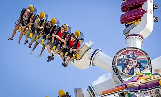 Auf der Kirmesmeile gibt es zu Libori in Paderborn neben den Fahrgeschäften ein Angebot an Essen und Getränken. - Niklas Tüns Auf der Kirmesmeile gibt es zu Libori in Paderborn neben den Fahrgeschäften ein Angebot an Essen und Getränken. - Niklas Tüns