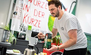 Für Frühstück und Zwischenmahlzeiten ist in einer Ecke des Hörsaals eine Küchen-Ecke eingerichtet: Hier werkelt Lars an der Kaffeemaschine. - Barbara Franke Für Frühstück und Zwischenmahlzeiten ist in einer Ecke des Hörsaals eine Küchen-Ecke eingerichtet: Hier werkelt Lars an der Kaffeemaschine. - Barbara Franke
