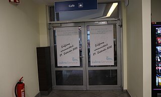 Große Schilder weisen auf die Neueröffnung des Cafés im Herforder Klinikum hin: Am 29. September soll es losgehen. - Claus Frickemeier Große Schilder weisen auf die Neueröffnung des Cafés im Herforder Klinikum hin: Am 29. September soll es losgehen. - Claus Frickemeier