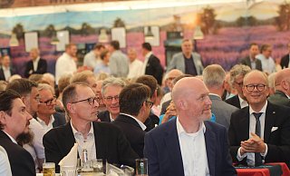 In den ersten Reihen saß die politische Prominenz aus dem Kreis Minden-Lübbecke. Mit dabei: NRW-Landtagspräsident André Kuper (r.) - Amelie Halstenberg In den ersten Reihen saß die politische Prominenz aus dem Kreis Minden-Lübbecke. Mit dabei: NRW-Landtagspräsident André Kuper (r.) - Amelie Halstenberg