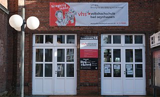 Die Volkshochschule Minden-Bad Oeynhausen hat ihre Kursgebühren je Unterrichtseinheit um einen Euro erhöht. Die benachbarte Volkshochschule in Löhne bietet viele Kurse deutlich günstiger an, als die heimische VHS. - Ulf Hanke Die Volkshochschule Minden-Bad Oeynhausen hat ihre Kursgebühren je Unterrichtseinheit um einen Euro erhöht. Die benachbarte Volkshochschule in Löhne bietet viele Kurse deutlich günstiger an, als die heimische VHS. - Ulf Hanke