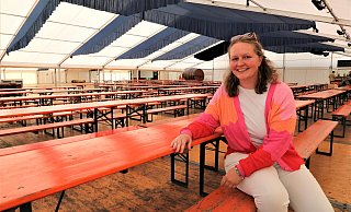 Kristina Imhoff auf den Bänken im Festzelt. Für sie ist es die fünfte Oktoberwoche in verantwortlicher Position. - Simone Flörke Kristina Imhoff auf den Bänken im Festzelt. Für sie ist es die fünfte Oktoberwoche in verantwortlicher Position. - Simone Flörke