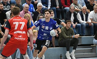 Starke Leistung: Spenges halbrechter Rückraumspieler Vincent Hofmann erzielte im Heimspiel gegen Lippe II acht Feldtore. In dieser Szene bereitet der Linkshänder die nächste Aktion vor. - Jürgen Krüger Starke Leistung: Spenges halbrechter Rückraumspieler Vincent Hofmann erzielte im Heimspiel gegen Lippe II acht Feldtore. In dieser Szene bereitet der Linkshänder die nächste Aktion vor. - Jürgen Krüger