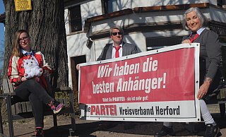 Finja Melina Bühler (l.) will Bürgermeisterin in Spenge werden. Unterstützt wird sie von Andreas Gittel und Christina Meyer - und einem Einhorn. Warum das Einhorn? "Wir sind die Einhornpartei", sagt Meyer. - Jan-Henrik Gerdener Finja Melina Bühler (l.) will Bürgermeisterin in Spenge werden. Unterstützt wird sie von Andreas Gittel und Christina Meyer - und einem Einhorn. Warum das Einhorn? "Wir sind die Einhornpartei", sagt Meyer. - Jan-Henrik Gerdener