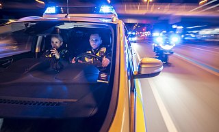 Die Polizei nahm umgehend die Verfolgung des Sports Tourer auf, der Einbahnstraßen und rote Ampeln missachtete. - Symbolfoto: Polizei Die Polizei nahm umgehend die Verfolgung des Sports Tourer auf, der Einbahnstraßen und rote Ampeln missachtete. - Symbolfoto: Polizei
