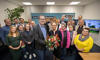 Der stellvertretende Kreisvorsitzende Steve Kuhlmann gratuliert Christiana Bauer zur Nominierung. Der Gratulation schließt sich der gesamte Kreisvorstand an. - Oliver Krato Der stellvertretende Kreisvorsitzende Steve Kuhlmann gratuliert Christiana Bauer zur Nominierung. Der Gratulation schließt sich der gesamte Kreisvorstand an. - Oliver Krato