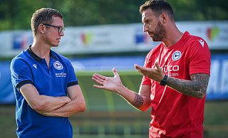 Arminia Bielefelds Sport-Geschäftsführer Michael Mutzel (l.) und Trainer Mitch Kniat sehen keinen Anlass, im Winter gen Süden zu fliegen. - Sarah Jonek Arminia Bielefelds Sport-Geschäftsführer Michael Mutzel (l.) und Trainer Mitch Kniat sehen keinen Anlass, im Winter gen Süden zu fliegen. - Sarah Jonek