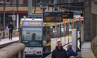 Die Stadtbahnlinie 1 (hier an der Haltestelle Rathaus Bielefeld) soll einem bis an die Stadtgrenze nach Sennestadt durchfahren. - Oliver Krato,Oliver Krato Die Stadtbahnlinie 1 (hier an der Haltestelle Rathaus Bielefeld) soll einem bis an die Stadtgrenze nach Sennestadt durchfahren. - Oliver Krato,Oliver Krato