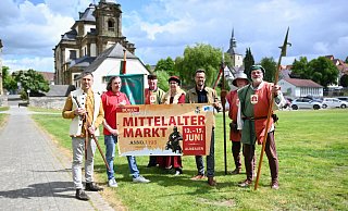 Bürgermeister Burkhard Schwuchow (v. l.), Nobby Morkes (Anno-Events), Paul und Marita Brune (beide Cohors Burana), Alexander Menke (Stadtmarketing Büren) sowie Heinz Franke und Herbert Sylla (beide Cohors Burana) laden zum Mittelaltermarkt ein. - Stadt Büren Bürgermeister Burkhard Schwuchow (v. l.), Nobby Morkes (Anno-Events), Paul und Marita Brune (beide Cohors Burana), Alexander Menke (Stadtmarketing Büren) sowie Heinz Franke und Herbert Sylla (beide Cohors Burana) laden zum Mittelaltermarkt ein. - Stadt Büren