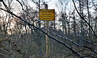 Mitten in der Barriere ist ein Pfahl mit dem Hinweisschild angebracht, dass Durchgang und -fahrt verboten sind. - Gunter Held Mitten in der Barriere ist ein Pfahl mit dem Hinweisschild angebracht, dass Durchgang und -fahrt verboten sind. - Gunter Held