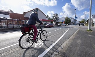 Unter anderem auf Höhe des Aldi- und Rewe-Marktes in Schloß Neuhaus gibt es nun den Schutzstreifen für Radfahrer. - Niklas Tüns Unter anderem auf Höhe des Aldi- und Rewe-Marktes in Schloß Neuhaus gibt es nun den Schutzstreifen für Radfahrer. - Niklas Tüns
