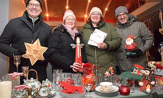 Markus Höhne, Christiane Hoffmann, Sarai Hanning und Raphael Peters (v. l.) haben am Trödelstand der Schützen wieder eine Menge zu bieten. - Karin Prignitz Markus Höhne, Christiane Hoffmann, Sarai Hanning und Raphael Peters (v. l.) haben am Trödelstand der Schützen wieder eine Menge zu bieten. - Karin Prignitz