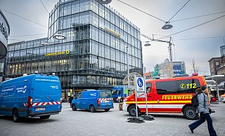 Einsatzkräfte stehen am Freitag, 14. Dezember, auf dem Bielefelder Jahnplatz. - Sarah Jonek Einsatzkräfte stehen am Freitag, 14. Dezember, auf dem Bielefelder Jahnplatz. - Sarah Jonek