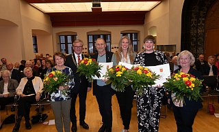 Kulturnadelträgerin Doris Roach (v.l.), Bürgermeister Michael Dreier, Kulturnadelträger Rainer Schallenberg, Kulturnadelträgerinnen Lea Hansjürgen und Johanna Leifeld sowie Laudatorin Simone Probst. - Julia Spiekerkötter Kulturnadelträgerin Doris Roach (v.l.), Bürgermeister Michael Dreier, Kulturnadelträger Rainer Schallenberg, Kulturnadelträgerinnen Lea Hansjürgen und Johanna Leifeld sowie Laudatorin Simone Probst. - Julia Spiekerkötter