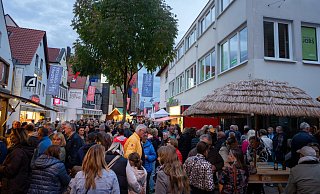 Die Lange Straße in Lübbecke war am Freitagabend rappelvoll - bis der Regen einsetzte. - David Scholtissek Die Lange Straße in Lübbecke war am Freitagabend rappelvoll - bis der Regen einsetzte. - David Scholtissek